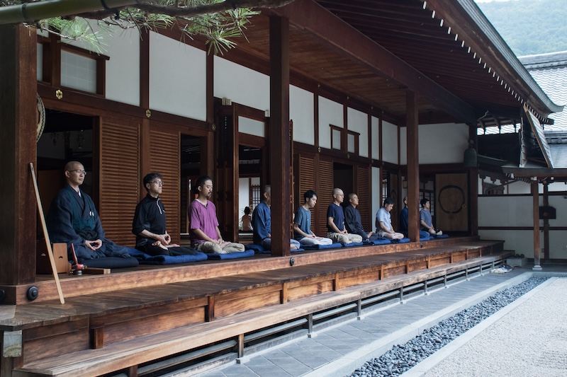静かな日曜日の朝のひととき。坐禅会の様子